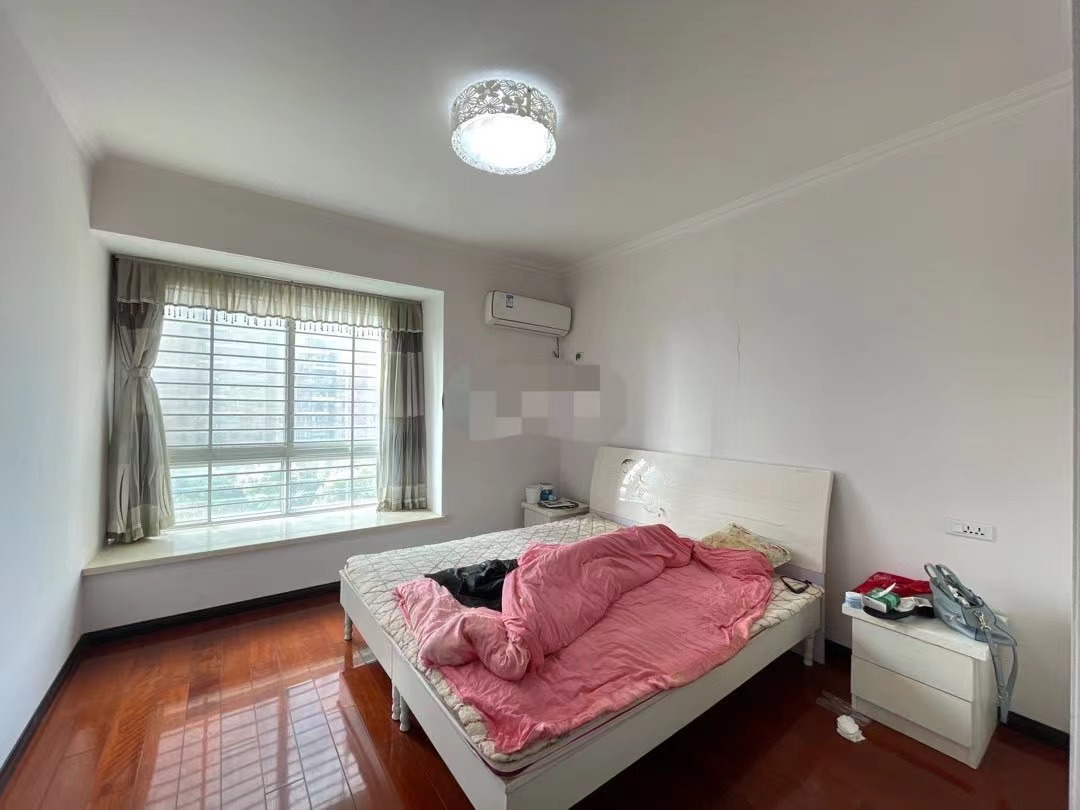 又降价了，房东急售，漫城林语，一中对面，边户，单价4500，好楼层，精装三房，看中了可谈