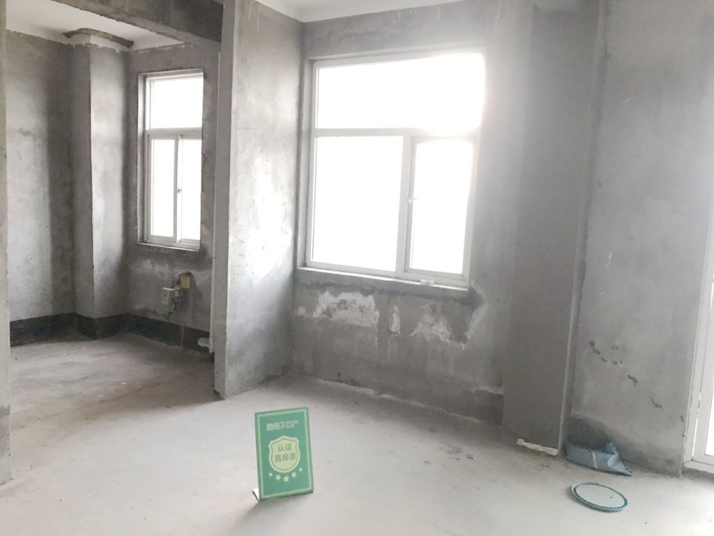 南城新区明珠新城毛坯小三房证满二电梯边户采光很好视野很好