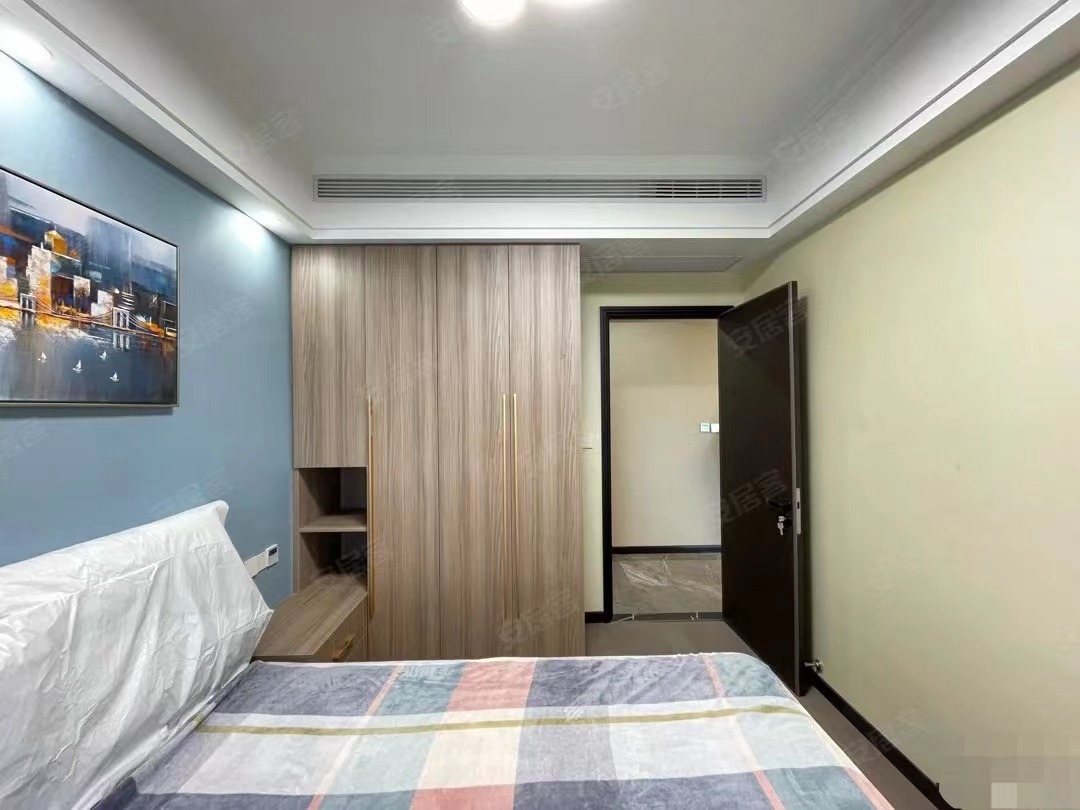 49，城南新三中旁，全屋定制衣柜➕左右沙发，全新精装三房，证件满二，中间楼层