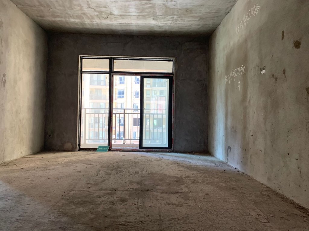 元泰C区 毛坯三房 新三中旁 户型方正 看房方便