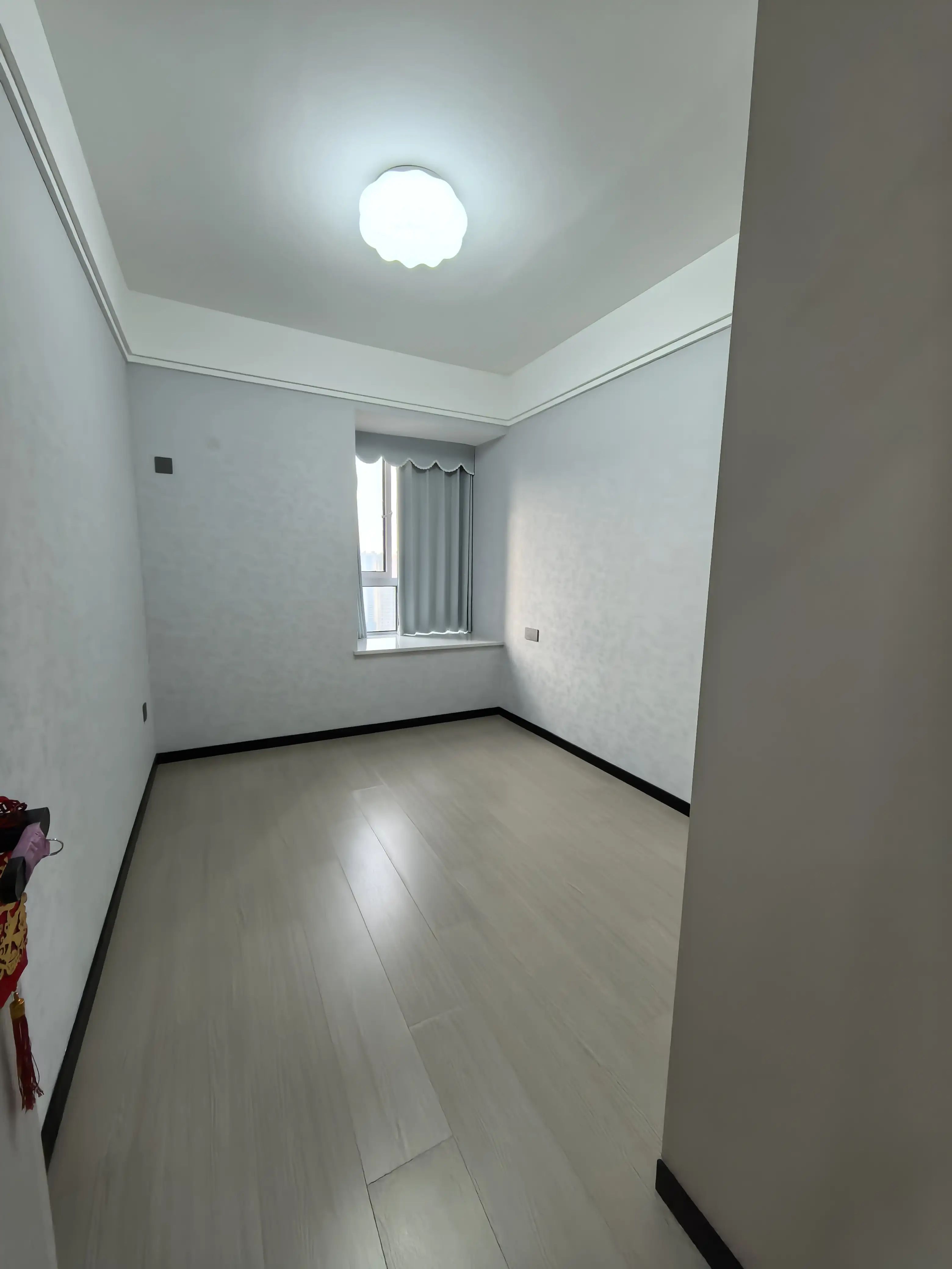 新妇幼对面，鸿昇现代城二期，精装三房两卫，边户，全新装修，好楼层