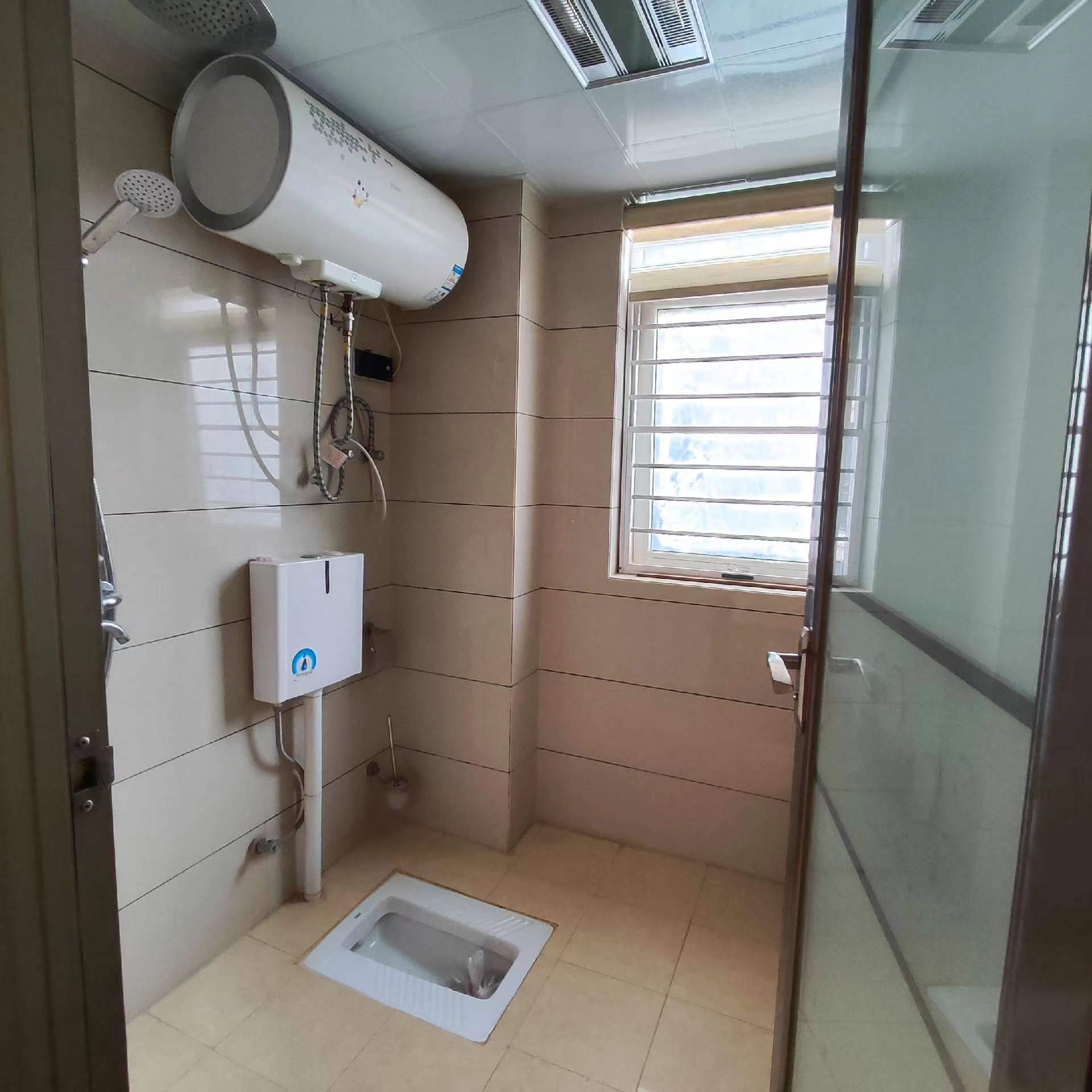 中央华府.精装四房.房子成色新.下楼就是學笑.看房方便