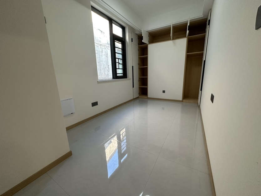 急卖，沔州晓学里，带电梯，单位宿舍楼，好停车，全新装修，顶楼上面还有一层斜坡屋顶