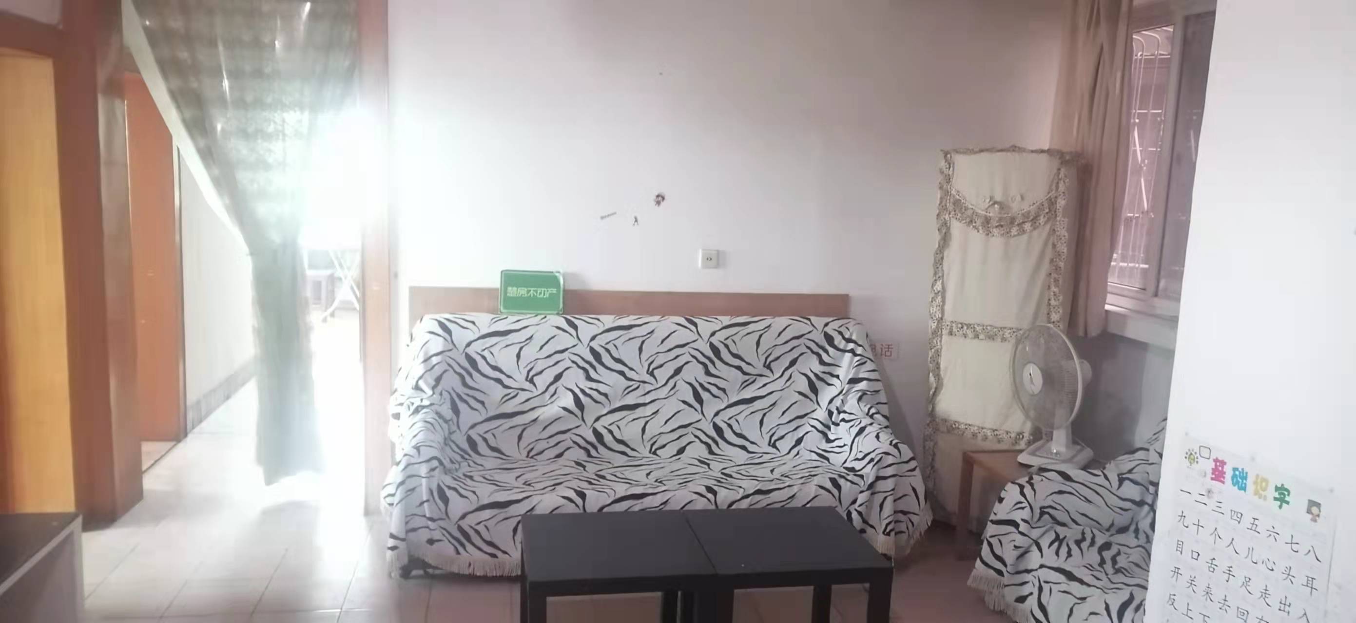 流金岁月旁步梯四楼简装三房出租