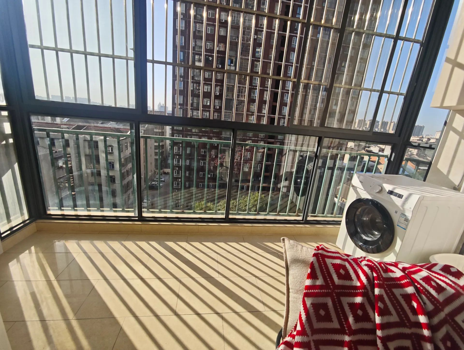 城西，纽芬兰旁，天下城市星座，单价3400电梯房，精装3房2卫，中间楼层，满二