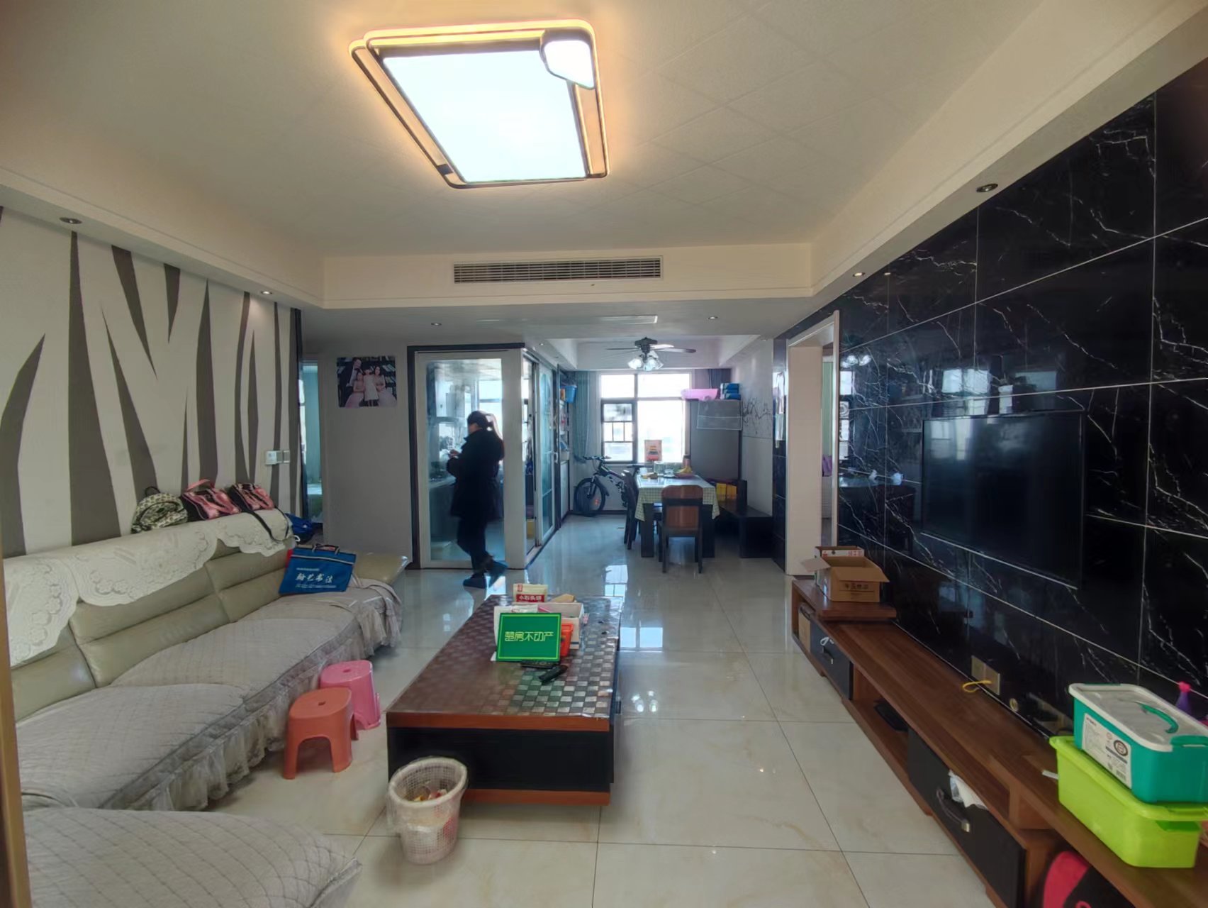 新城一号三期精装修中间楼层满5税费少看法方便