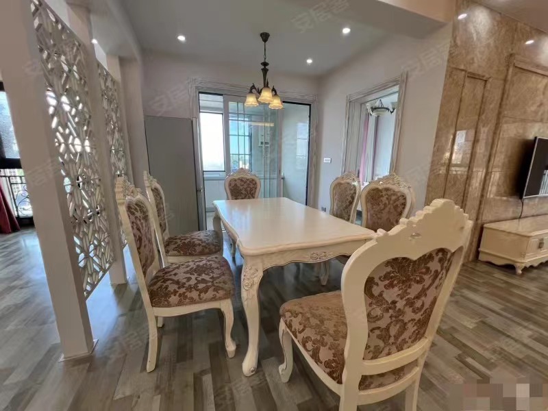 120，傲城，电梯洋房7楼，单价4400，精装四房，屋里收拾的一尘不染，品牌家私家电全送