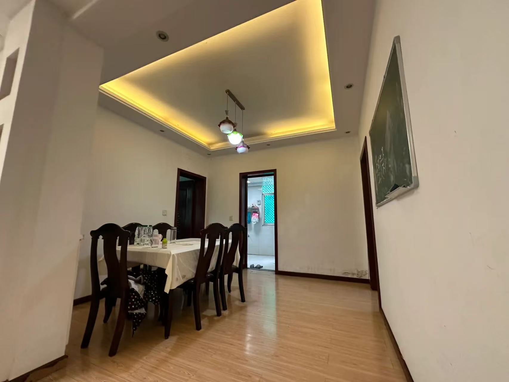 30w以内，步梯3楼，成色很新，精装三房，价格可谈