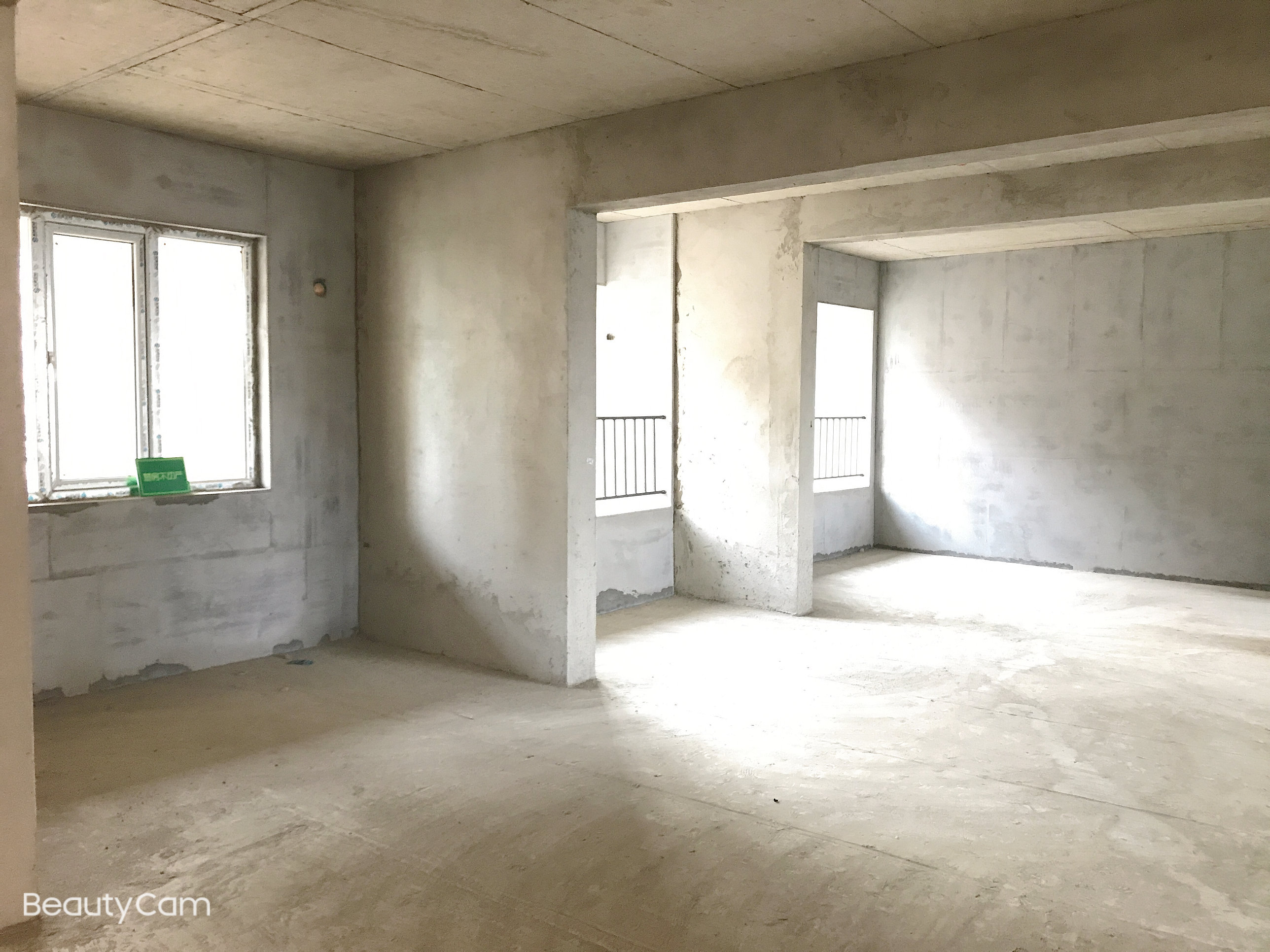 南国明珠 好楼层东边户 毛坯四开间朝南 南北通透 双阳台 视野好 采光很棒 看房方便