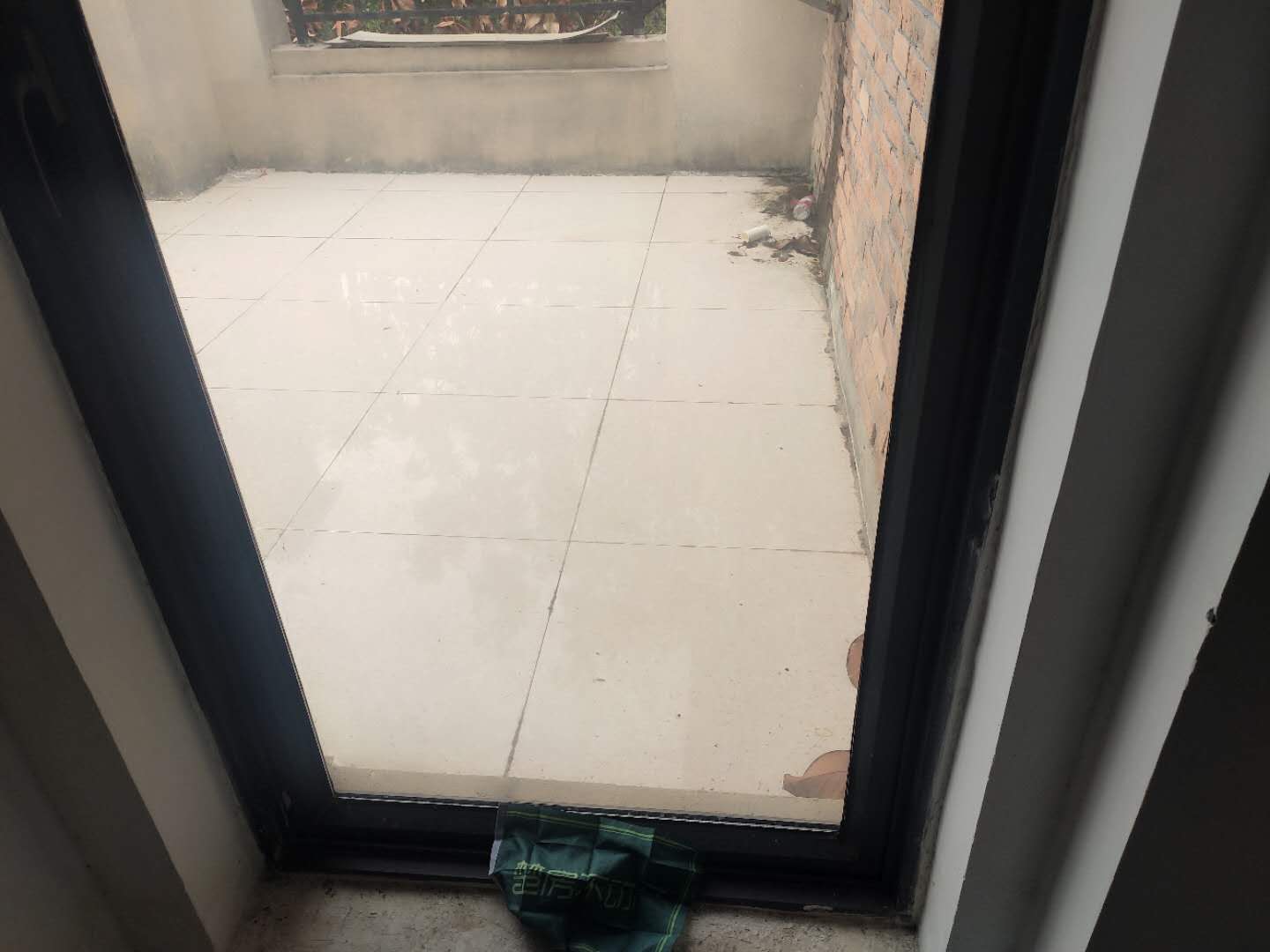 绿地尚城联排别墅边户户型基本属于毛坯买来自己想怎么装修都行业主诚心出售