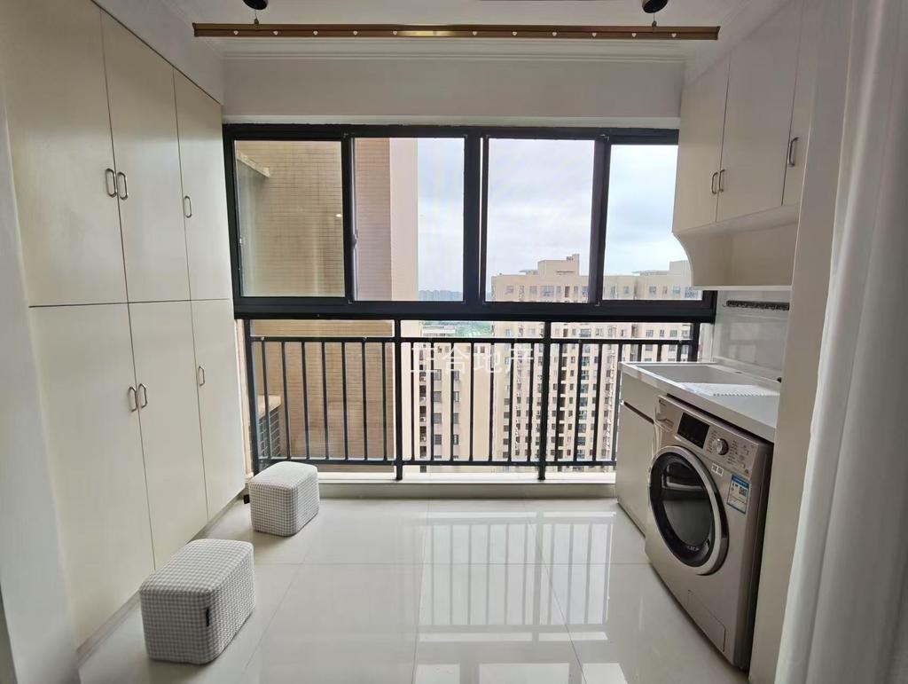 一中对面，翰林公馆，凤凰层边户，精装三室两厅两卫，证满两年，单价5090