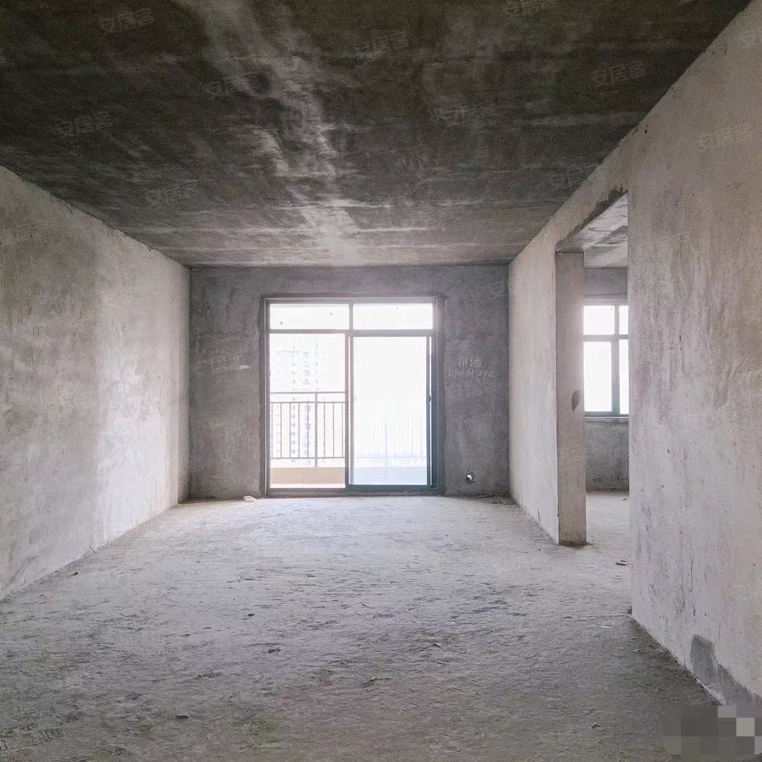 82，房东急售，新城壹号，69万送6万车位！电梯中间楼层，采光好，捡漏要快