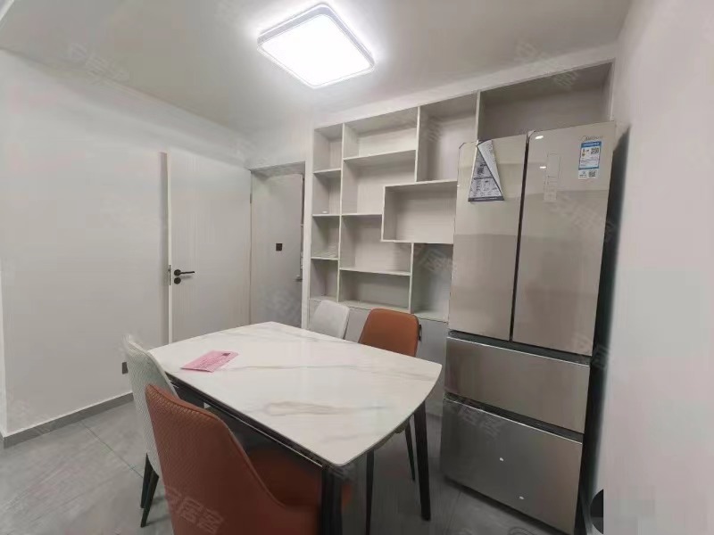 吾悦旁，元泰未来城B2，全新装修，电梯好楼层22楼，捡漏，采光好