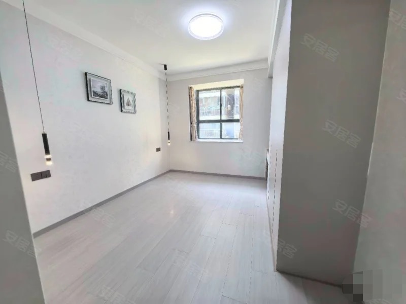 流潭公园旁，步梯好楼层，单价3900，东边户。证满二，精装三房二卫