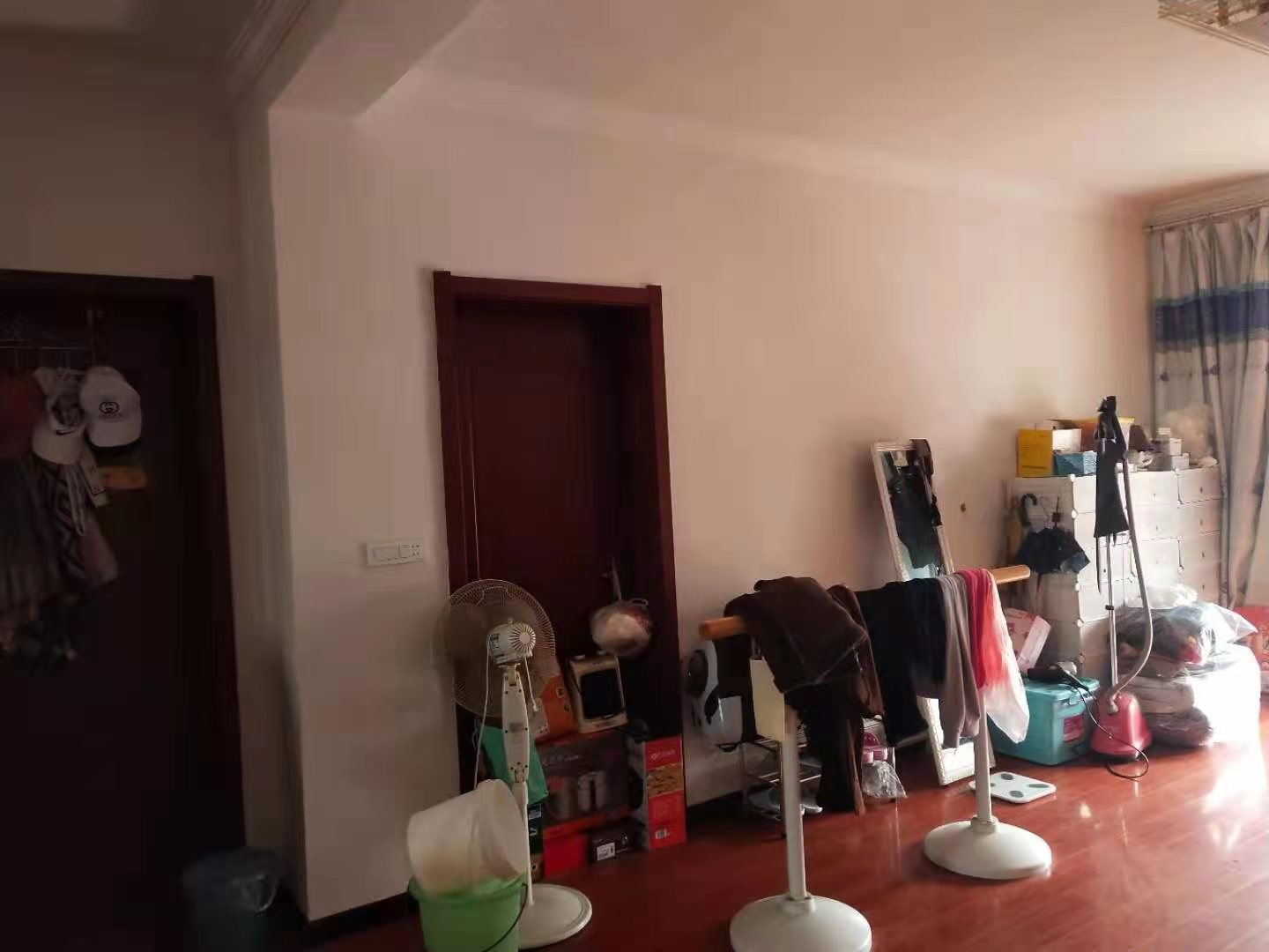 四中旁边步梯房，小区环境好，旁边是流潭公园，房间装修很温馨