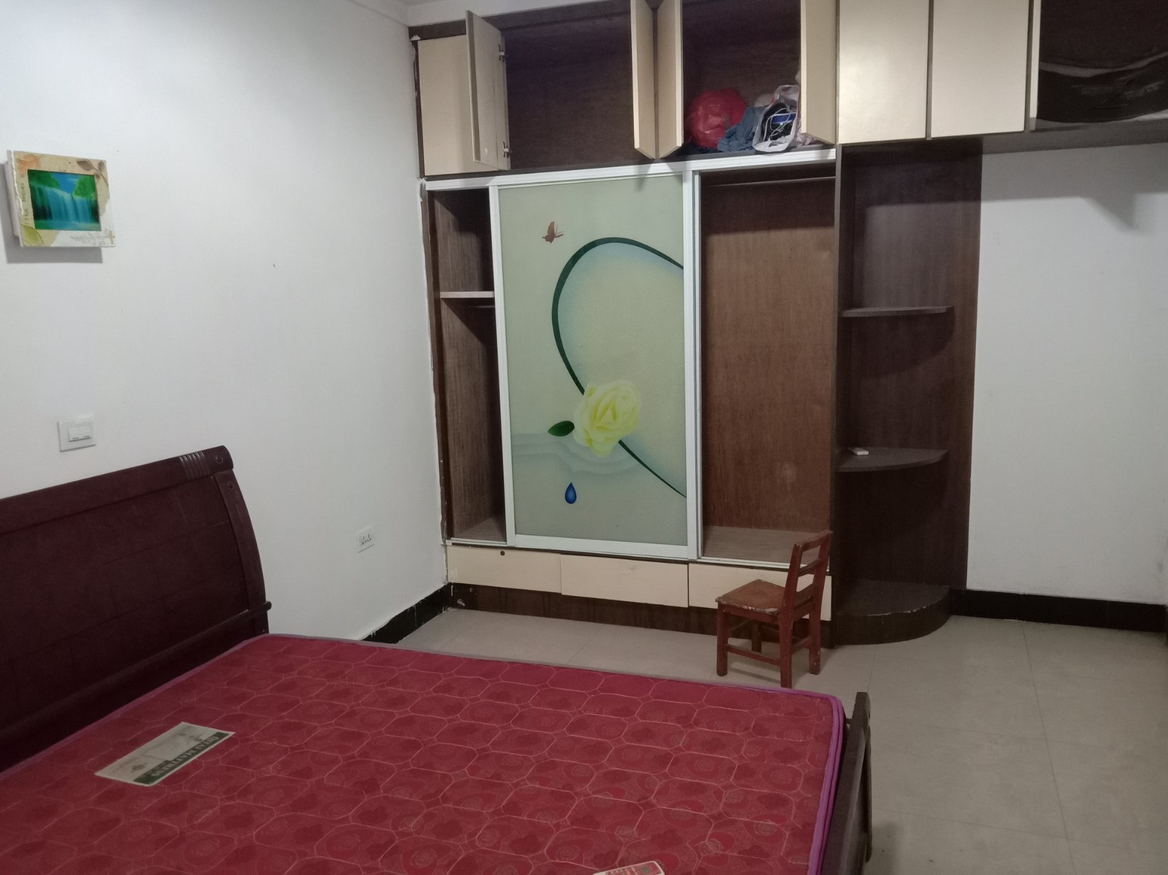 车站旁边 路段，步梯 好楼层。看房有钥匙