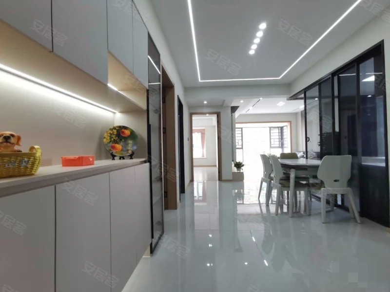 降价了，城南，元泰未来城B2区，湖景房，精装三房两卫，电梯好楼层19楼，