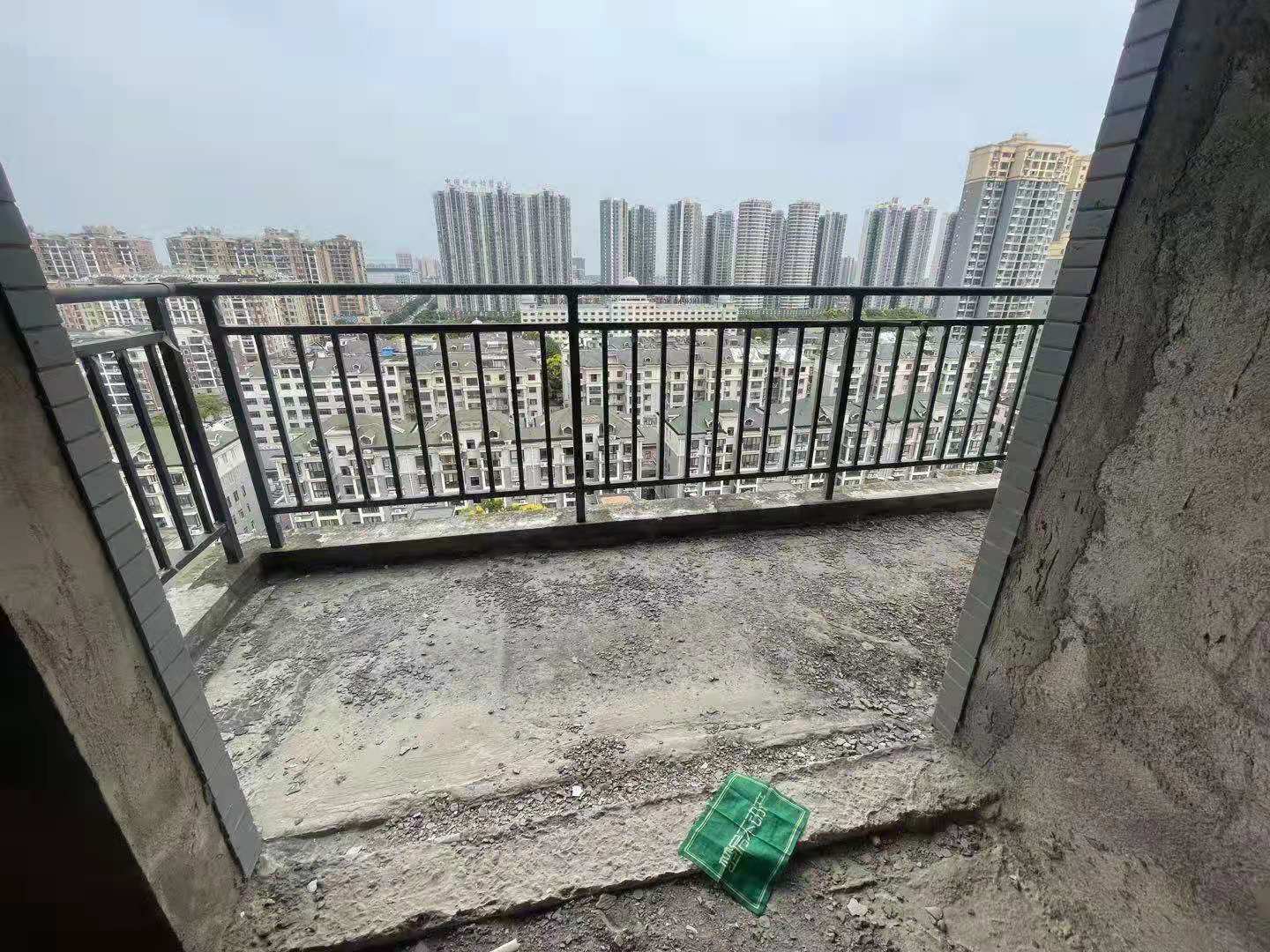 城南江汉星城毛坯大三房，沔阳公园风景一览无遗，诚意出售