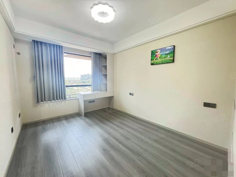 城东，次新小区，全新精装，三房两卫，边户，南北通透