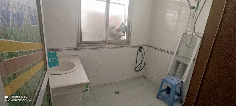 粮贸宿舍商城北门装修四房诚意出售