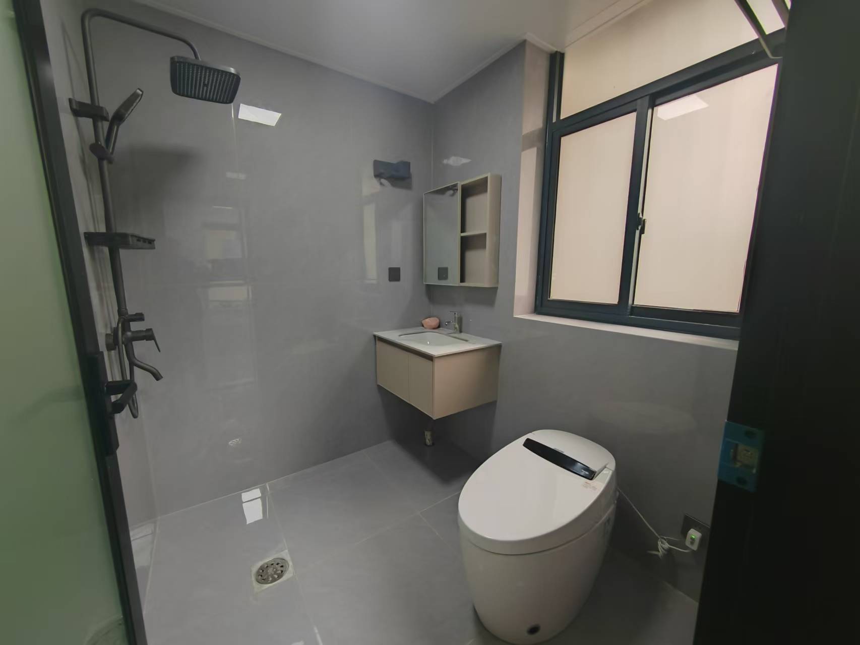 银鑫小区，3室2厅2卫全新精装修优价出售