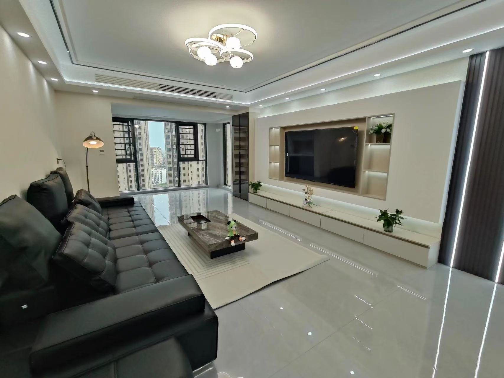 降‬价了，城南御湖世家， 带‬车位 ，‮精装新全‬三‮两房‬卫 ，一‬口价71万