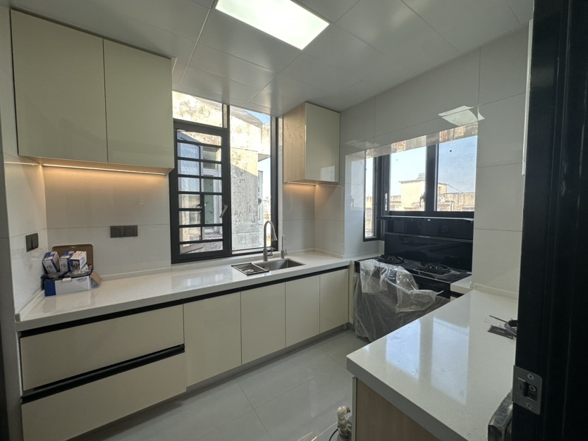 急卖，沔州晓学里，带电梯，单位宿舍楼，好停车，全新装修，顶楼上面还有一层斜坡屋顶