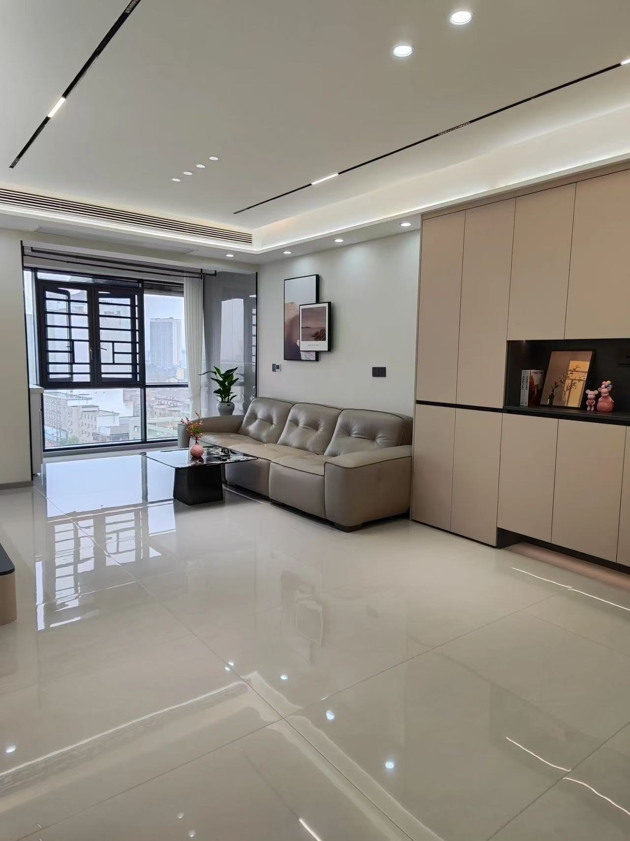 降价了，商城老三中附近，三合鑫城，单价4字头，全新精装4房，中间楼层，诚心出售，看中可谈