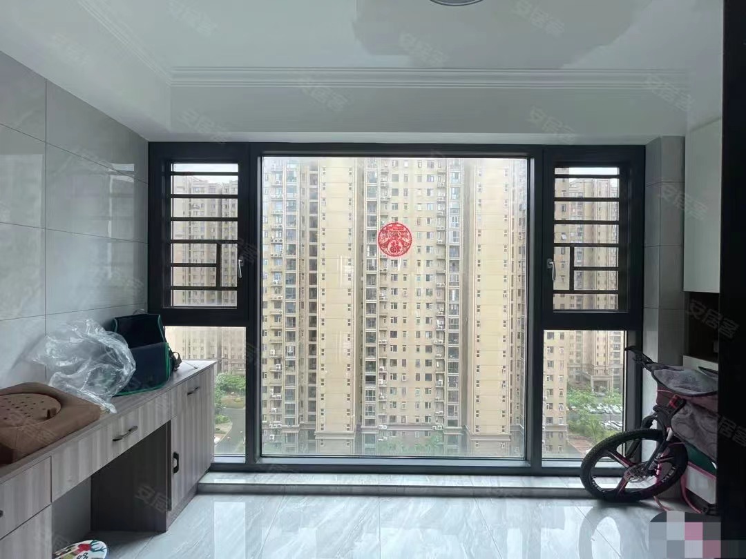 房东诚心出售，锦绣江山三期，东边户，南北双阳台，9成新装修，家电全送，拎包入住