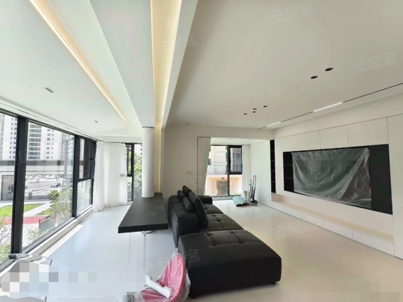 亏本出售，城南，蓝天花园。大平层，精装四房，全新装修，一梯一户，