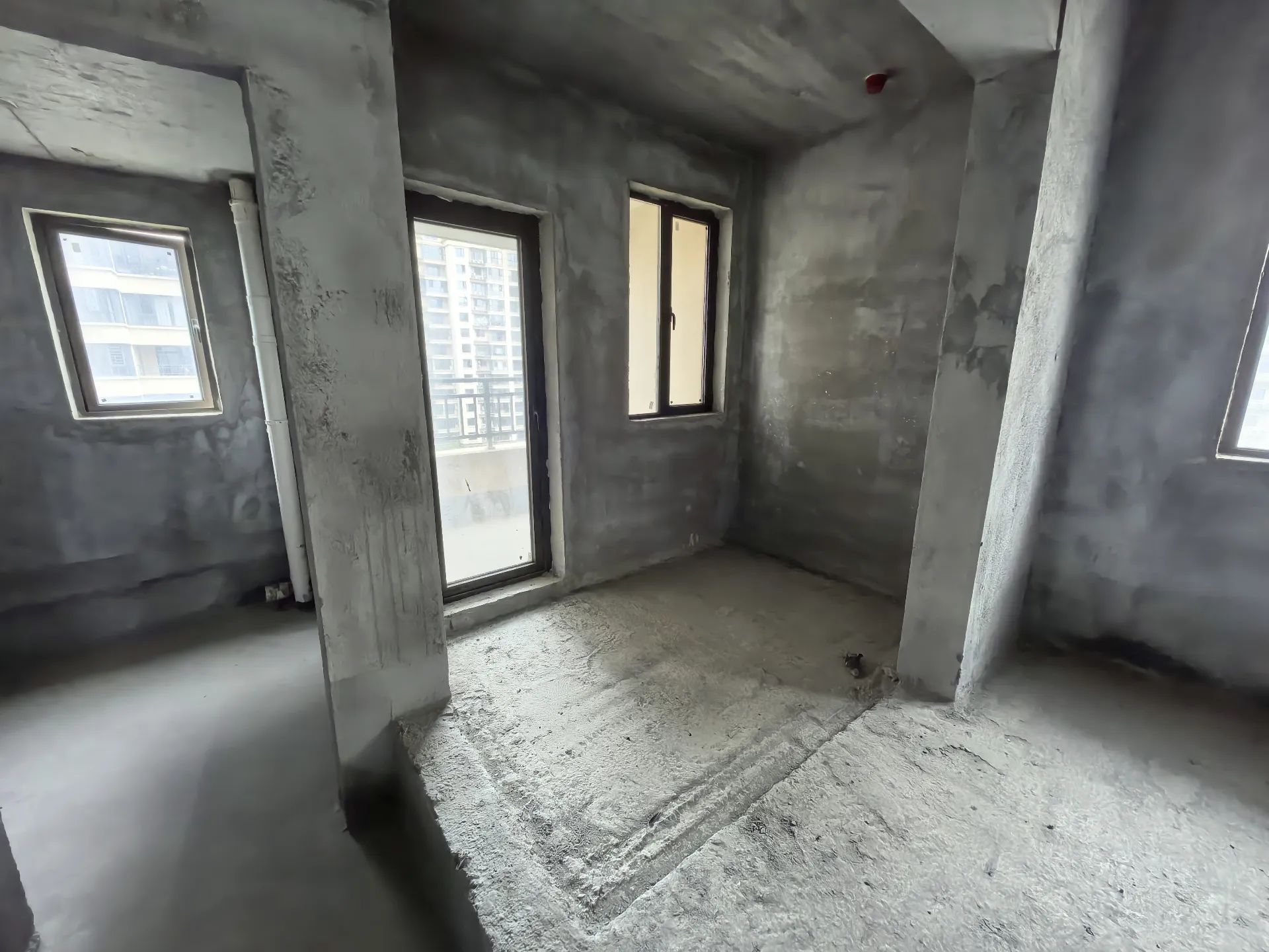 吾悦广场旁，荣怀及第世家，电梯好楼层，毛坯现房。大四房宽敞通透，证满二