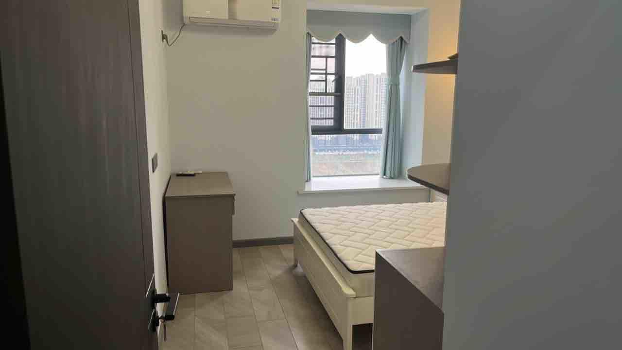 急售，城南，全新装修，一天未住，中间楼层，家具家电齐全，满二，可砍