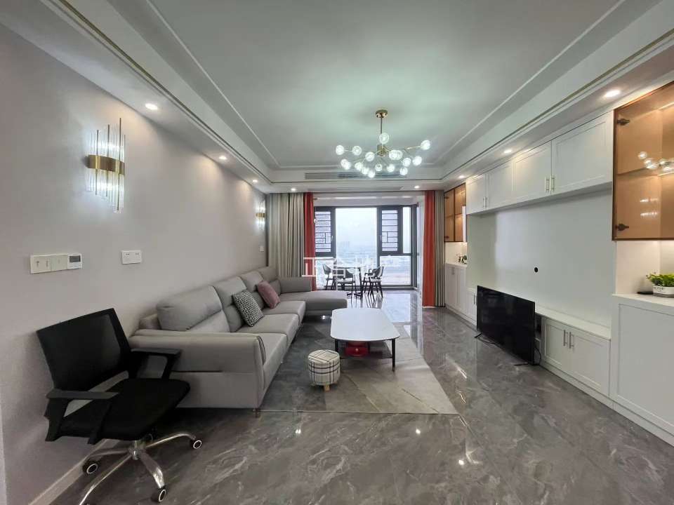 满庭春六期，边户好楼层，精装四房，保养成色9.9新，南北通透，全屋中央空调，拎包入住 ，证满二