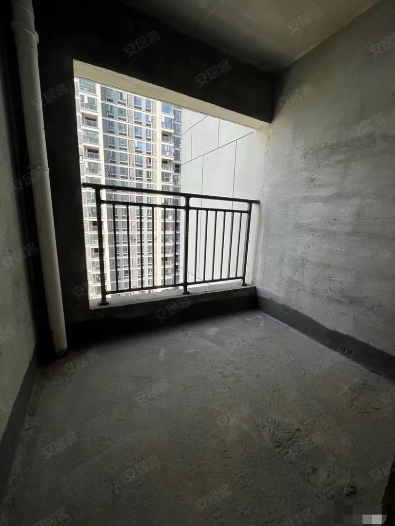 16，风和日丽，单价4800，毛坯急售，房子带一个入户花园，电梯好楼层，码上满二