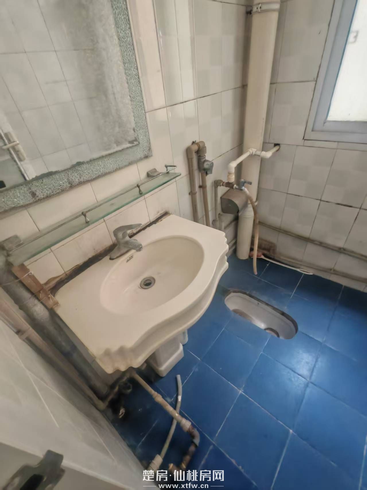 离仙桃中学和富迪三友生活广场50米，汉江学生公寓