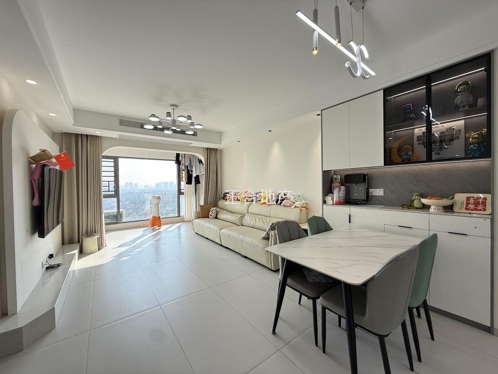 城西，业主怒亏近30万，精装三房两卫，电梯15楼，9.9成新，纯边户，仙桃二小，证件满二