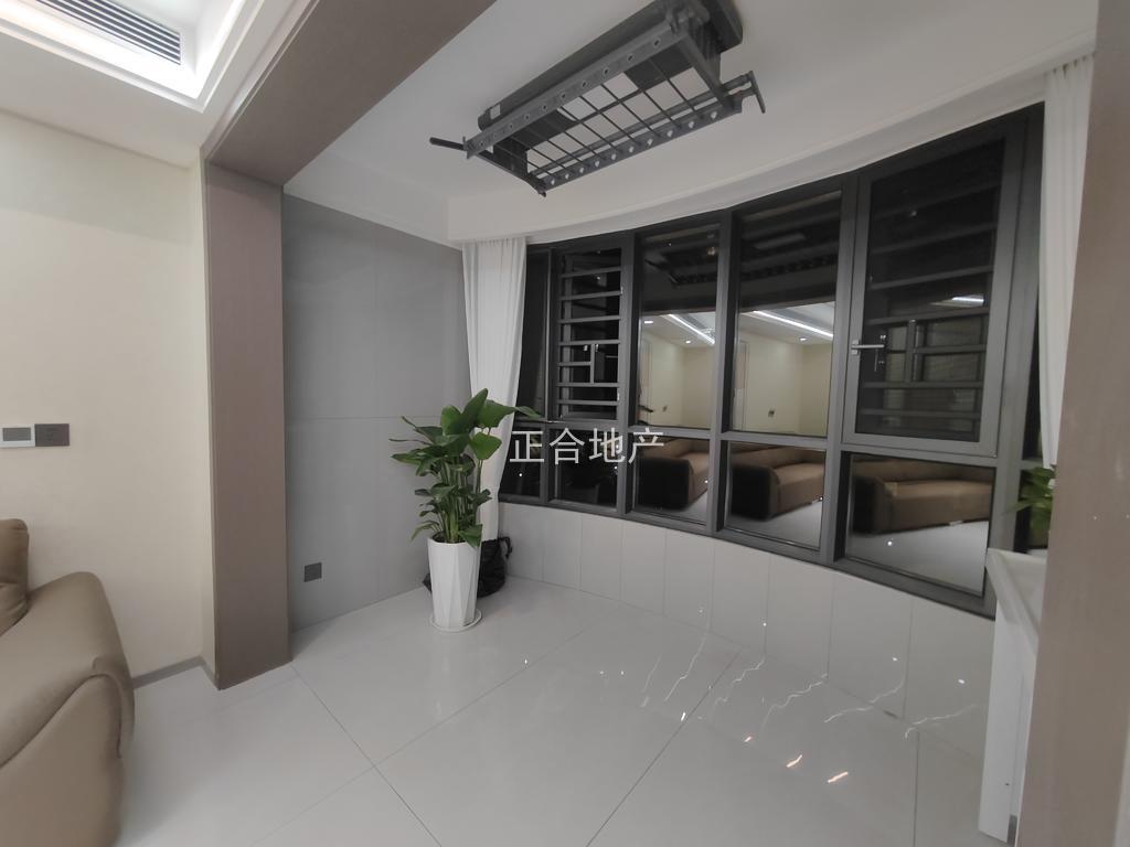 急售，城南，颐和公馆，电梯好楼层，全新精装三房二卫，证满五，诚心出售