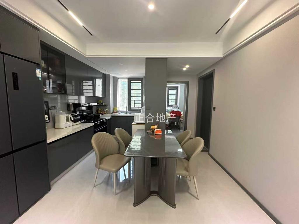 风和日丽，全新装修婚房，精装4房2卫，送车位，9.5成新，好楼层，新三中