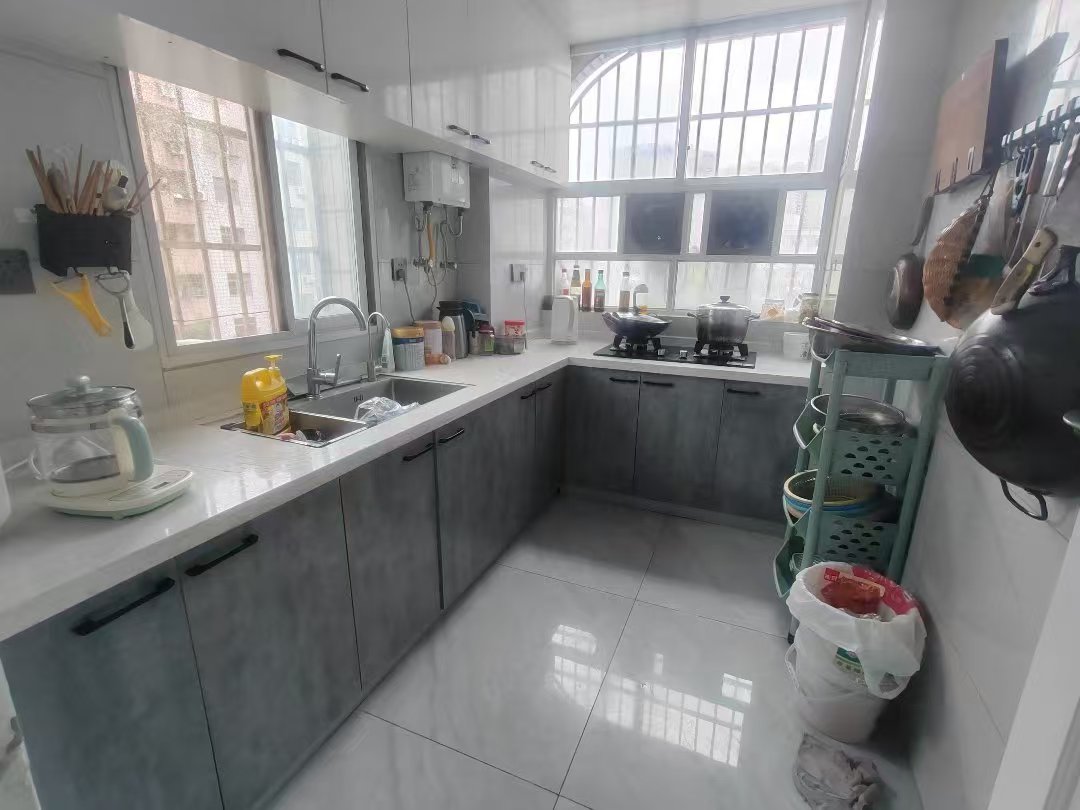 复州花园.精装三房.房子成色新.证件满二.看房方便