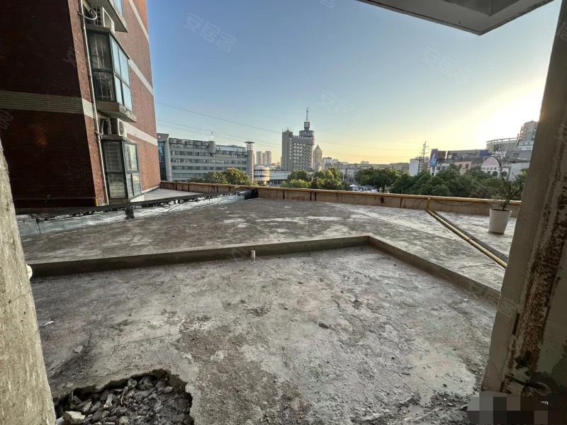 373，捡漏，市忠 心，带大露台，电梯房，双阳台，采光好 ，急售