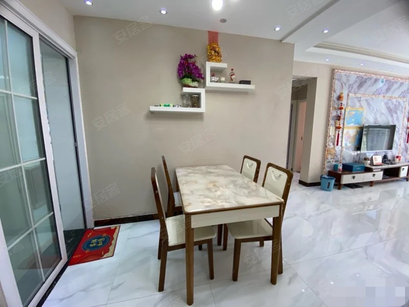 捡漏，房东急售，双湖景房，森林国际，精装3房，电梯好楼层。装修成色新