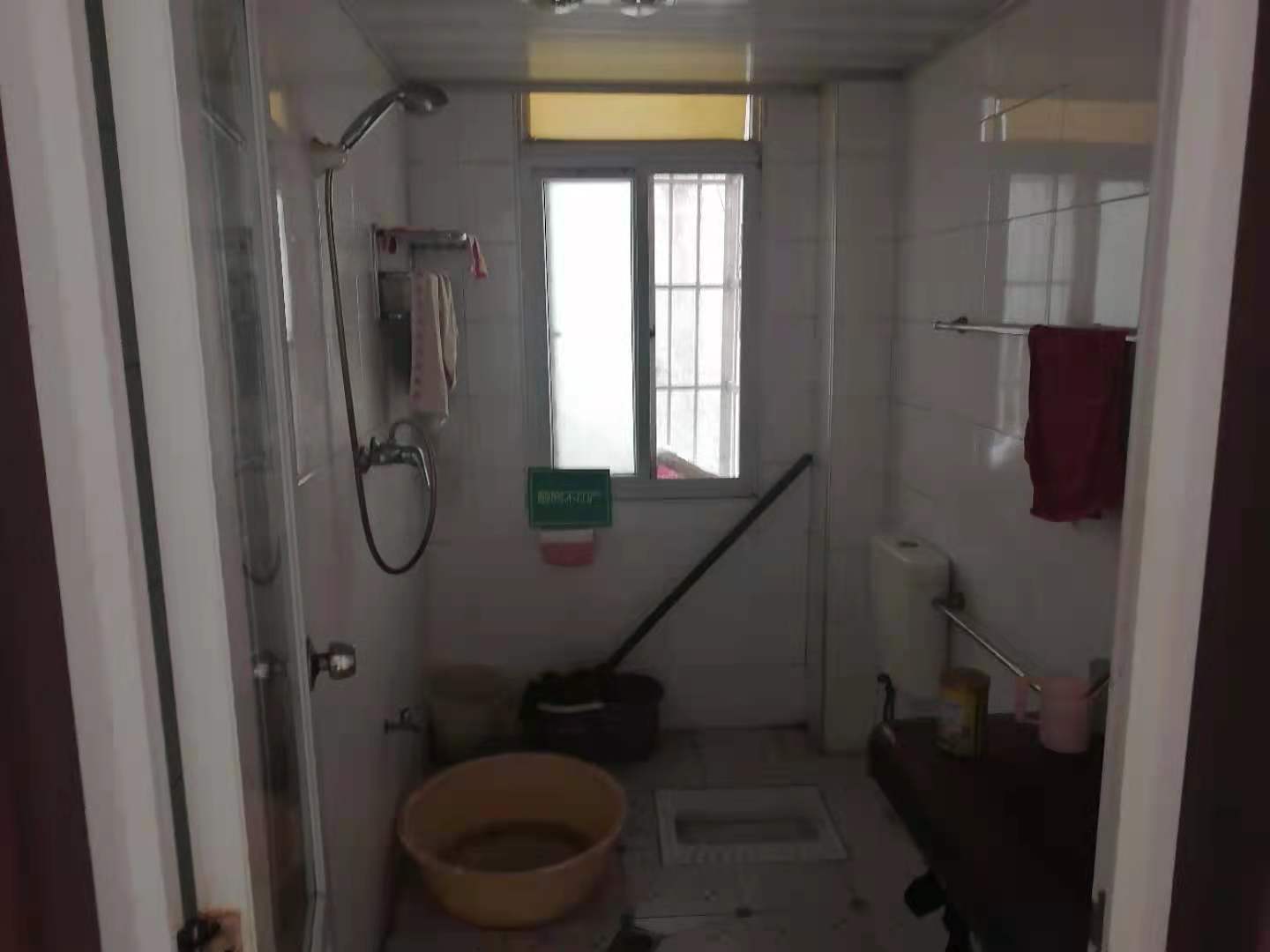 钱沟菜场旁边步梯三楼精装大三房老证诚心出售