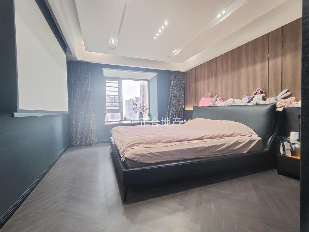 城南，森林国际，大平层，全屋豪装，装修都花了100万，电梯中层，诚心急售，送两个车位