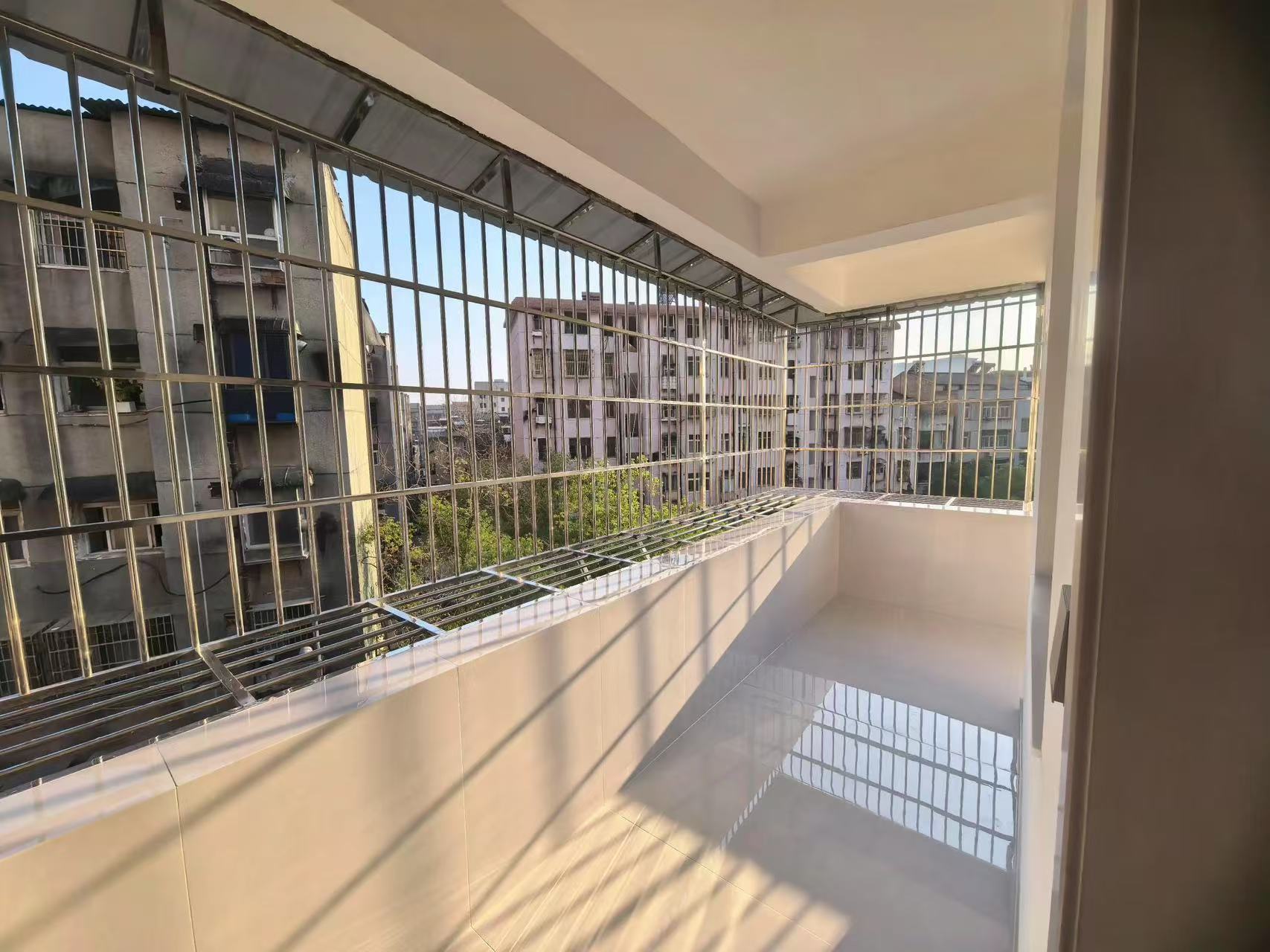 大洪小区，复式楼，步梯好楼层，精装三房，36.8万，证满二