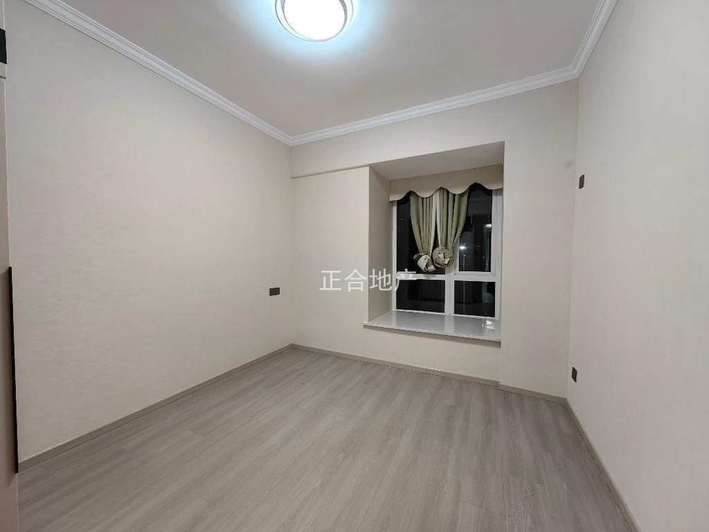 房东亏本出，诚心出售，森林国际，全新装修，精装三房，读新二中新二小