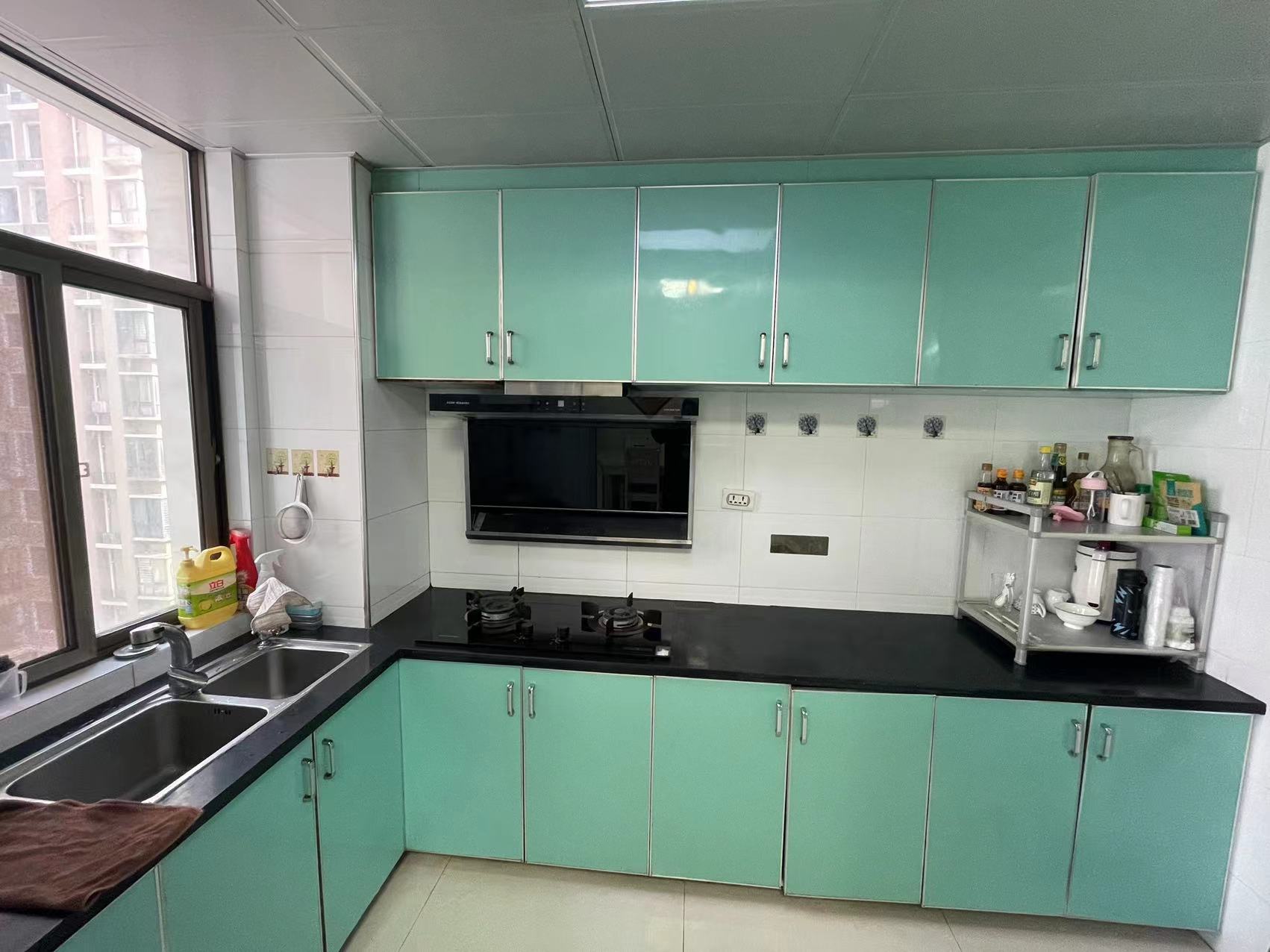 城南金诚花园单价5800的精装三房，拎包入户，屋内保养很好，好楼层，小区里面