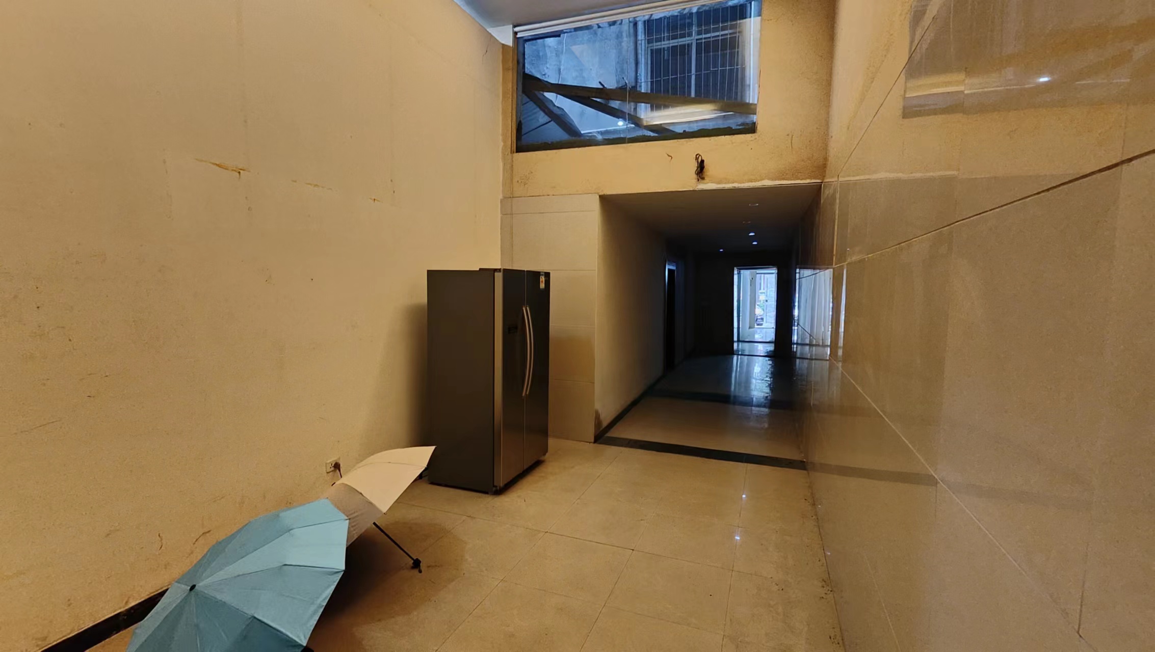 车站旁两栋私房一楼是门面在做生意房子以前是开宾馆的两证齐全位子好买了可以就盈利