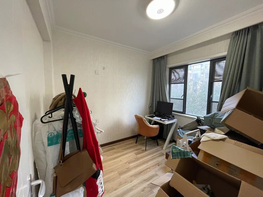 绿地香格里拉，小区环境好，大阳台。保养新，看房方便，拎包入住