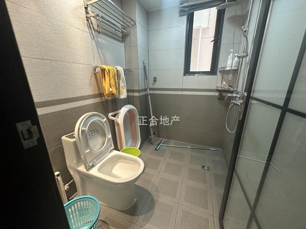 房东诚心出售、满庭春，中间楼层，精装供暖三房装修了20大几万，证满二，看中可谈