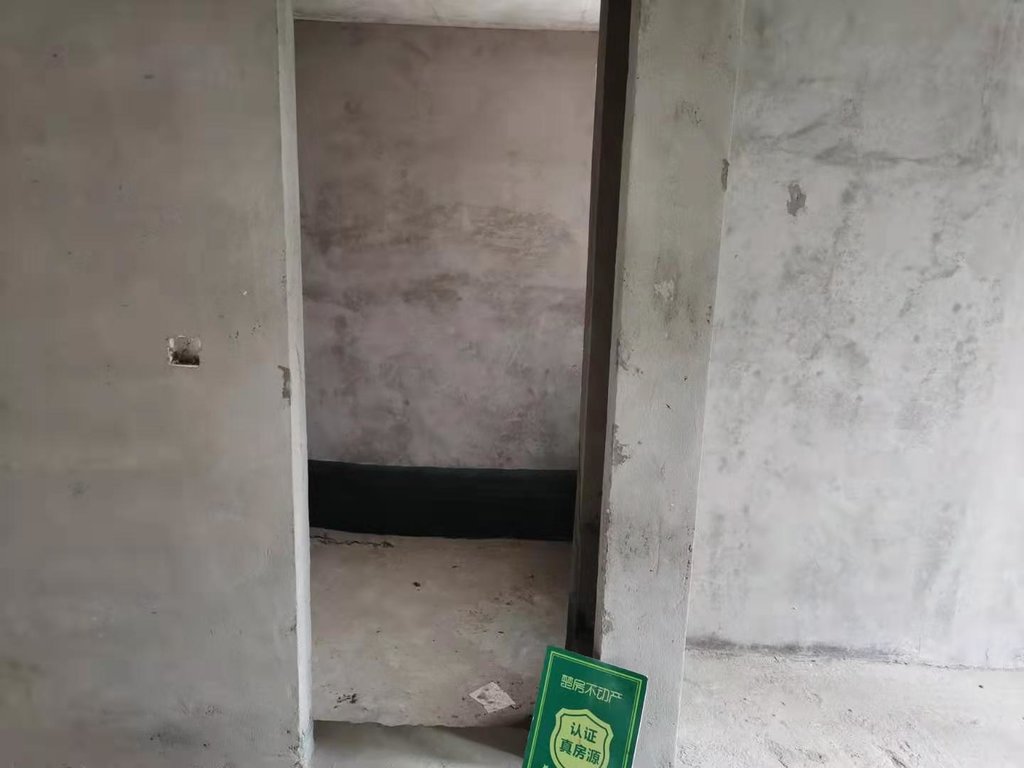 满庭春毛坯一楼三室两卫带院子看房方便房东诚意出售